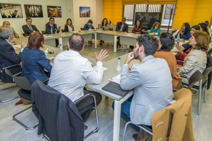 Encuentro entre periodistas españoles y los líderes indios en la FAPE