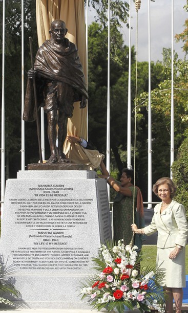 Queen Sofía of Spain inaugurates a sculpture of Gandhi in Madrid