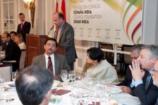 Intervención de D. José Eugenio Salarich, Secretario General de la FCEI. En el centro, Dña. Sujata Mehta, Embajadora de la India en España