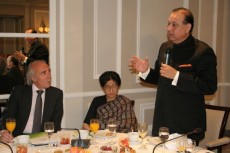 El Presidente de la FCEI, D. Antonio Escámez, la Embajadora de India en España, Dña. Sujata Mehta, y el Vicepresidente de la FCEI, D. Mohan Chainani.