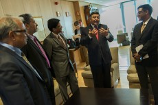 El embajador Sunil Lal conversando con los Líderes