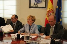 En el centro, la Vicepresidenta De la Vega y, a la derecha, el Secretario General de la FCEI, D. José Eugenio Salarich.
