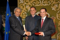 Firma del acuerdo de colaboración entre el Ayuntamiento de Barcelona y el Gobernador de Nueva Delhi, en presencia del Embajador de España en India, D. Ion de la Riva.