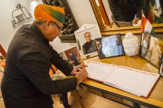 Arjun Ram Meghwal firma en el libro de visitas