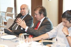 Antonio Escámez, presidente de la FCEI y de la Fundación Banco Santander, junto con José Mª Robles Fraga, Director de Relaciones Internacionales e  Indrajit Hazra.