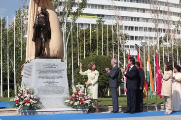 S.M. la Reina inaugura una escultura de Gandhi en Madrid
