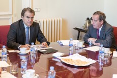 Federico Morán, secretario general de Universidades, (izq.) y Alonso Dezcallar, SG de la FCEI