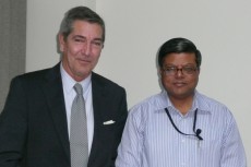 El experto en energías renovables y Director de la División de Desarrollo Tecnológico Energético de TERI, Amit Kumar, y el secretario general de la FCEI, Manuel Cacho.