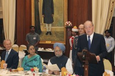 S.M. el Rey de don Juan Carlos, junto al primer ministro indio, Manmohan Singh, y el ministro de Defensa, Pedro Morenés, durante su intervención en la cena que le ofreció el presidente indio, Pranab Mujerjee.