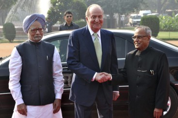 Imagen de la ceremonia de bienvenida al Rey don Juan Carlos en el Palacio Presidencial por el presidente indio, Pranab Mukherjee, y el primer ministro, Manmohan Singh.