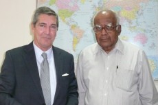 El secretario general de la FCEI, Manuel Cacho, junto con K C. Sivaramakrishnan, Presidente del Centro de Estudios Políticos de India (CPR India). 