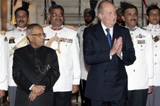 El rey de España junto al presidente de la India, Pranab Mujerjee, antes de la cena que éste le ofreció en Nueva Delhi, dentro de la visita oficial del monarca español a la India.