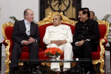 El rey Juan Carlos conversa con el Gobernador de Maharastra, Shankar Narayan (c), y el ministro jefe de Estado Prithviraj Cavan (d), hoy en la residencia del gobernador en Bombay.