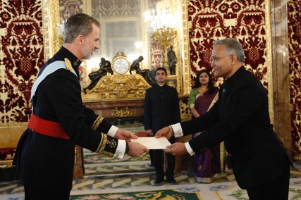 El embajador de India entrega ante el Rey sus Cartas Credenciales